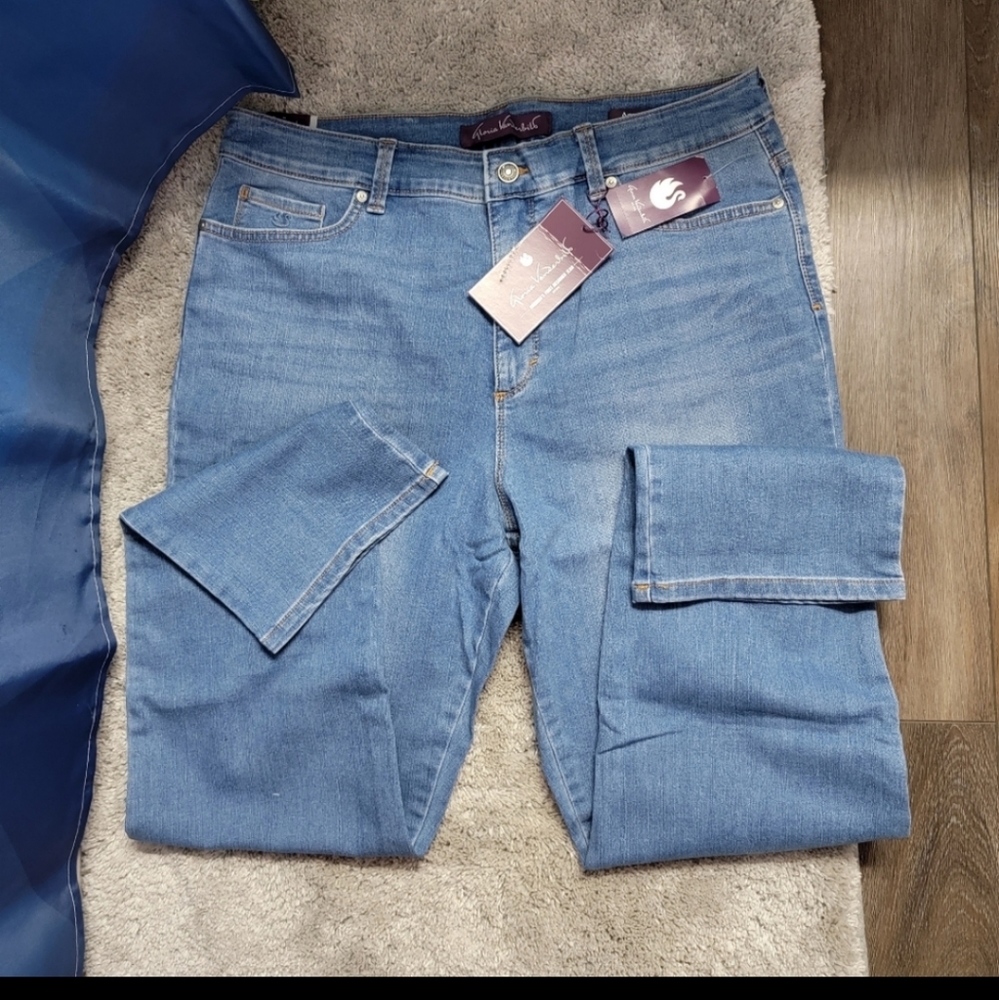 NWT Gloria Vanderbilt "Amanda" Slim light wash straight leg jeans, size 16
